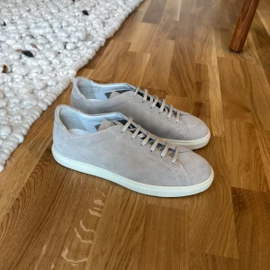 Beigea Mockasneakers CQP - Helt oanvända Racquet Sneaker Beige Suede 40 från CQP. Kommer med lådan