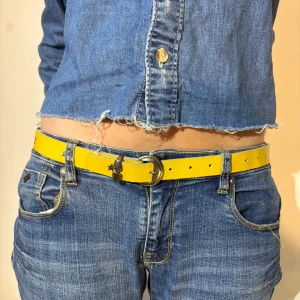 Gult bälte med stjärndetaljer - Snyggt gult bälte med små stjärnor som detaljer. Perfekt för att liva upp en outfit. Bältet har en klassisk spänne och passar bra till jeans. 💞Skärpets fulla längd: 100 cm