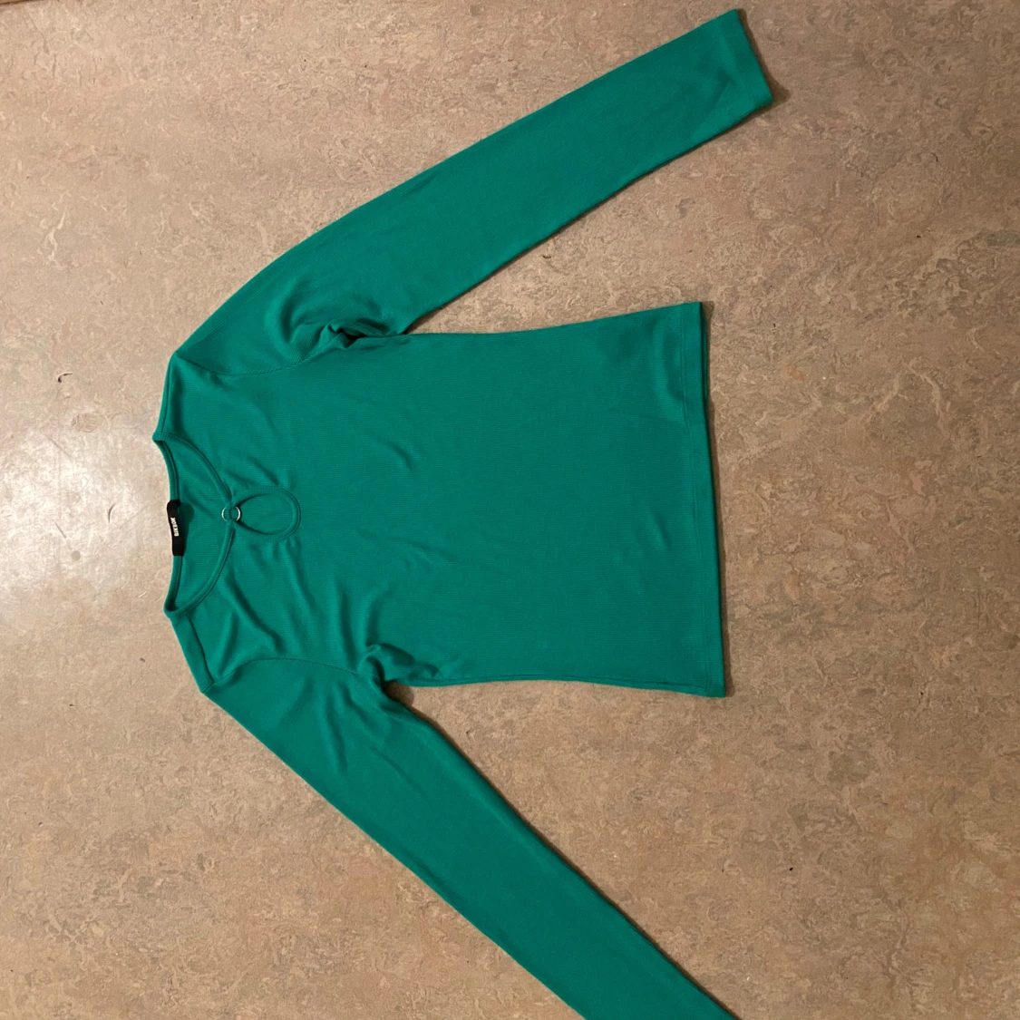 Grön ribbad topp från Bik Bok  - 1