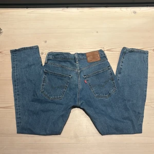 Levi's Premium jeans 502 - Snygga blå Levi's Premium jeans med knappgylf. Perfekta för en avslappnad stil. Märkeslappen i läder baktill ger en autentisk touch.  Pris diskuterbart😇