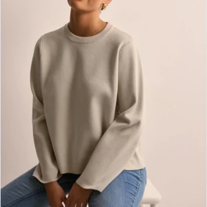 Beige tröja - Säljer en stilren beige tröja med rund hals och långa ärmar. Perfekt för en avslappnad look. Passar bra till jeans eller kjol.
