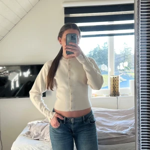 Shaped tröja från Gina tricot  - Säljer den slutsålda tröjan med åtsittande midja från Gina tricot. Endast testad och i nyskick ❣️färg: krämvit