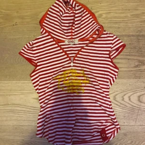 Röd- och vitrandig tröja från Only - Säljer en cool röd- och vitrandig huvtröja från Only med korta ärmar och dragkedja framtill.