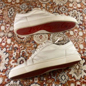 Christian Louboutin skor  - Hej! Säljer nu mina skor från märket Christian Louboutin , storlek 43,5. bra skick. Givetvis äkta, Tveka inte på att höra av dig om du har frågor eller funderingar kring skorna!