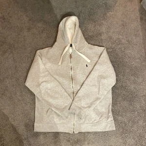 Polo Ralph lauren hoodie - Säljer nu denna riktigt feta Ralph lauren hoodie storlek L passar M. Säljer pga att den inte används. Pris kan diskuteras. TAR ÄVEN BYTEN!!