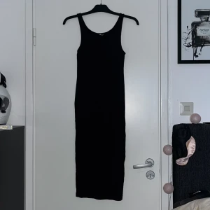 Svart ärmlös klänning - Svart ärmlös lite längre klänning. Ribbat material. Köp gärna via ”köp”💕