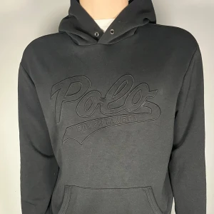 Ralph lauren hoodie  - En riktig snygg och trendig Ralph lauren hoodie i topp skick, storlek L, vid frågor är de bara att skriva // Gramenti 