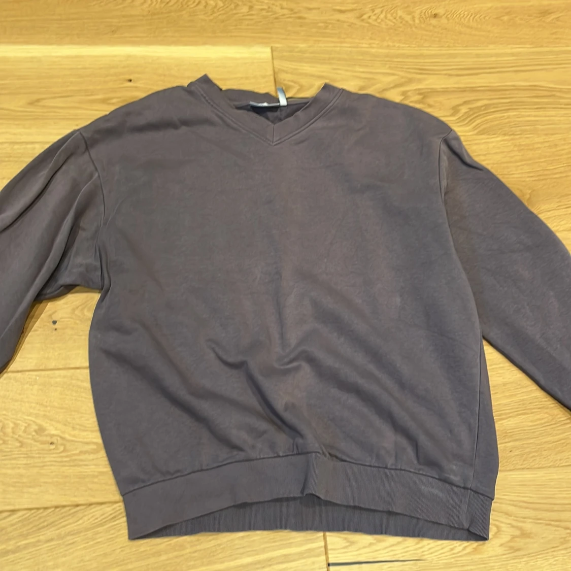 Lila tröja med v-ringning - 1