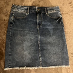 Jeanskjol från Pieces - Superfin jeanskjol som knappt är använd och är som i nyskick☺️