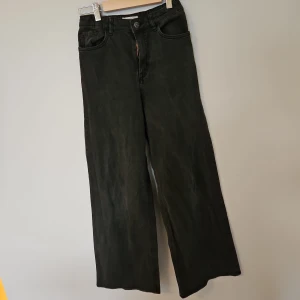 Svarta byxor från Lindex - Snygga svarta byxor från Lindex i en klassisk design. Byxorna har en rak passform och är tillverkade i ett bekvämt material. Perfekta för en stilren look.