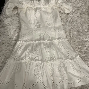 Zara klänning - Skit snygg och eftertraktad klänning som passar perfekt till sommaren. Den är från Zara i storlek XS och är en gammal modell.💕💕