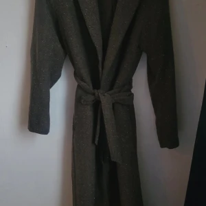 Fin kappa  - Ifrån hm, brun med vitt mönster 🤎 vår/höst kappa 