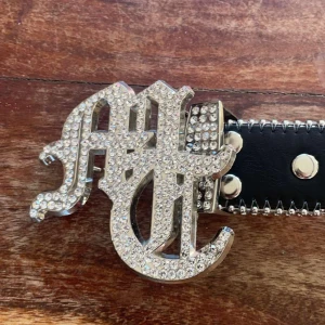 Svart bälte från Tuttolente  - Snyggt svart bälte från Tuttolente används ett fåtal gånger säljer den för 950kr pris kan diskuteras, hör av er vid ytterligare frågor!