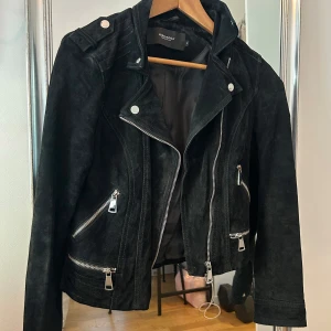 Mockajacka - Svart mockajacka med silvriga detaljer från Vero Moda, fortfarande i väldigt bra skick! Sitter jätte fint på, som en skinnjacka fast i mocka 🖤🤍nypris 1800kr