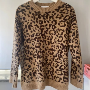 Leopardmönstrad stickad tröja - Säljer en supercool leopardmönstrad stickad tröja i beige och brunt från Mango. Den är i väldigt fint skick, använd ungefär 2 gånger. 