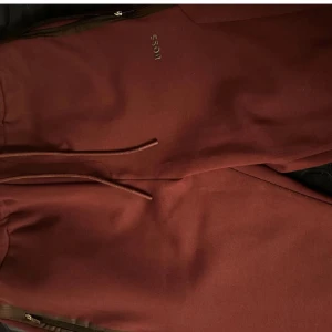 Vinröda mjukisbyxor från Boss - Snygga vinröda mjukisbyxor från Boss med dragkedja och snörning i midjan. Perfekta för en avslappnad stil med en touch av lyx. 