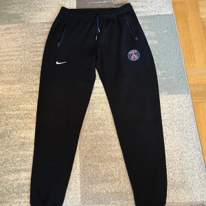 Nike X PSG mjukisbyxor - Snygga svarta träningsbyxor från Nike med PSG-logga. Det står L som storlek men passar perfekt på mig som är 178.