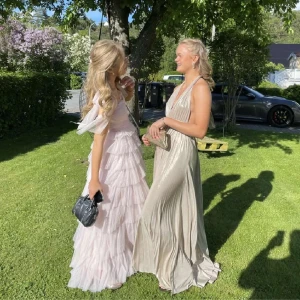 Trendig Ljusrosa  balklänning  - Säljer denna super trendiga balklänning då den inte kommer till användning längre,bra skick förutom några skråmor längst ner på klänningen❤️ skriv för fler bilder och pris kan diskuteras ❤️