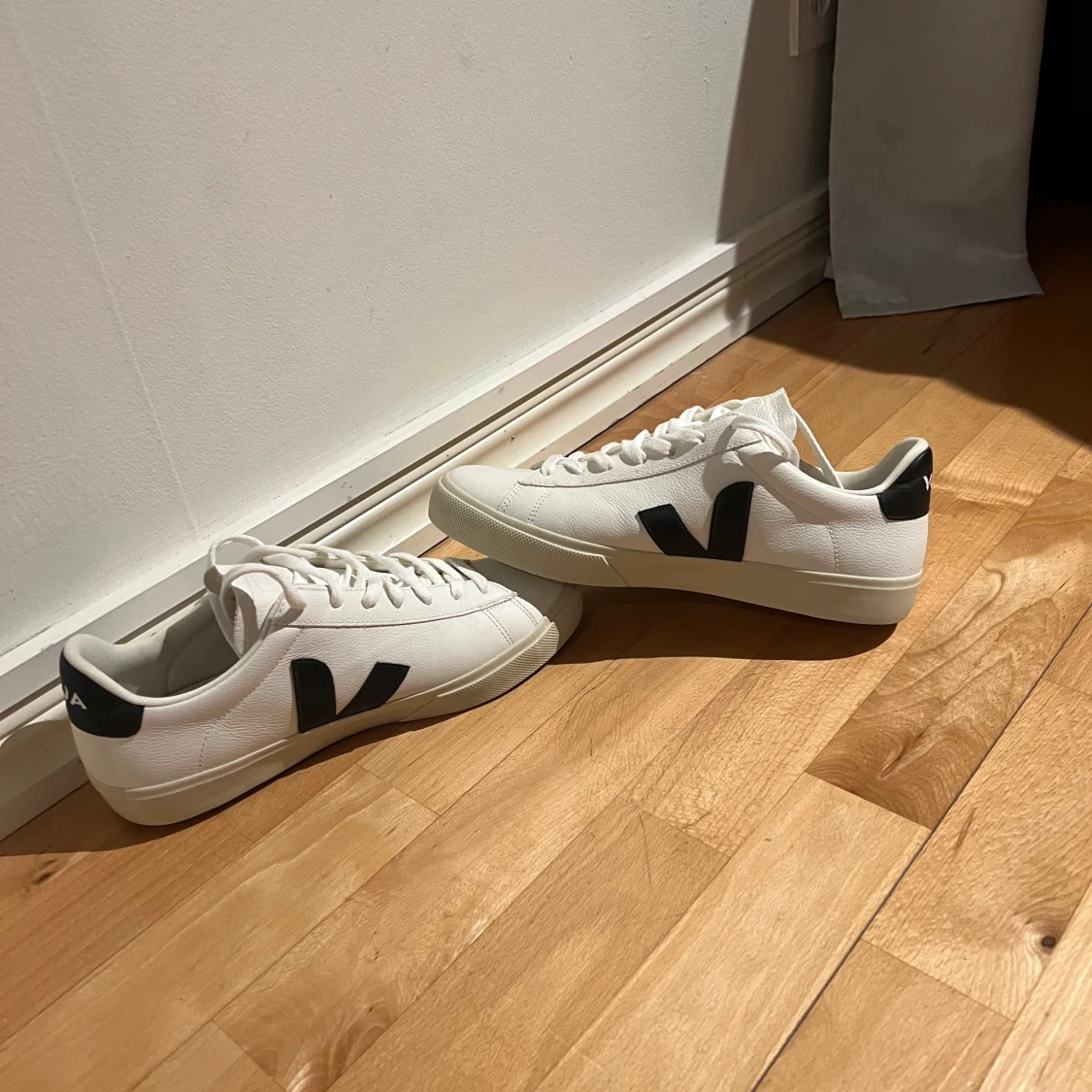 Vita sneakers från Veja - 4