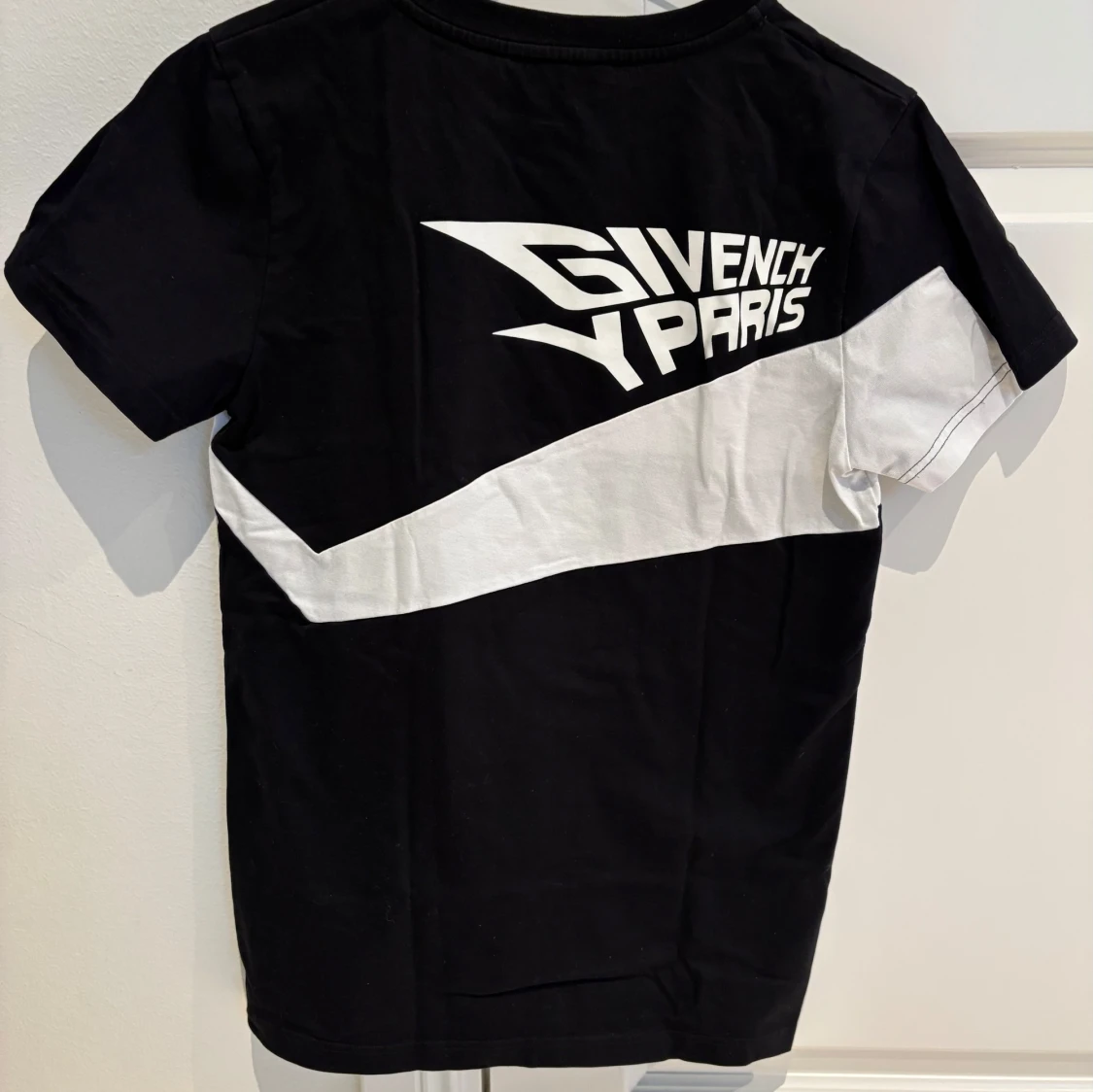 Svart och vit t-shirt från Givenchy - 1