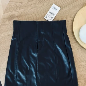 Ny kort skinnkjol konstläder svart kjol XS från ZARA - Ny med lappar För liten för mig