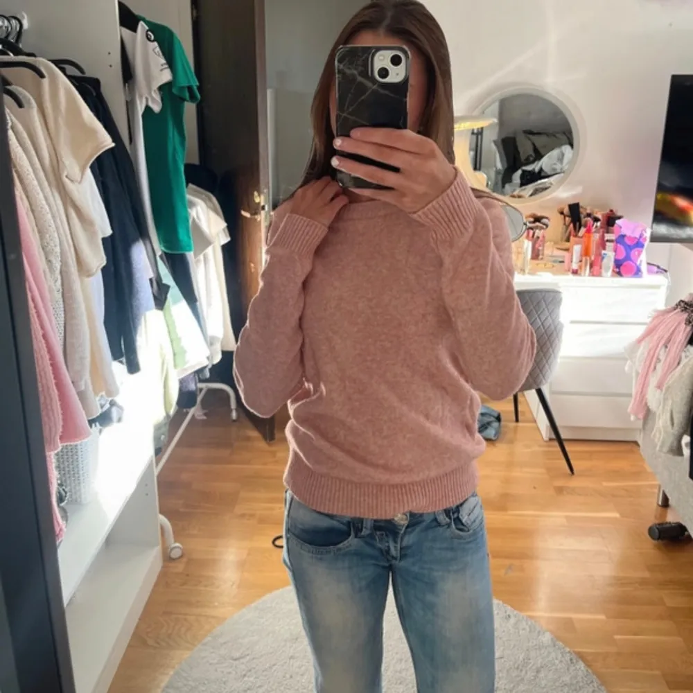 Rosa stickad tröja i storlek xs från vila. Neuleet.