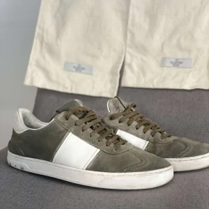  Gröna Valentino Flycrews  - Eftertraktad gröna flycrews. Storlek 42, några nitar borta cirka hälften? Är slitna i sulan, därav pris. Men annars fint skick.