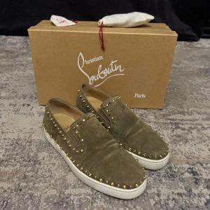 Louboutin skor - Hej! säljer dessa väldigt eftertraktade gröna skor Från märket christian louboutin i  Väldigt fint Skick, 9/10! | Storlek 42 passar normalt, kanske lite större | inget Medföljer! Vid frågor är det bara att höra av sig👌 Postar Spårbart via Postnord📦 