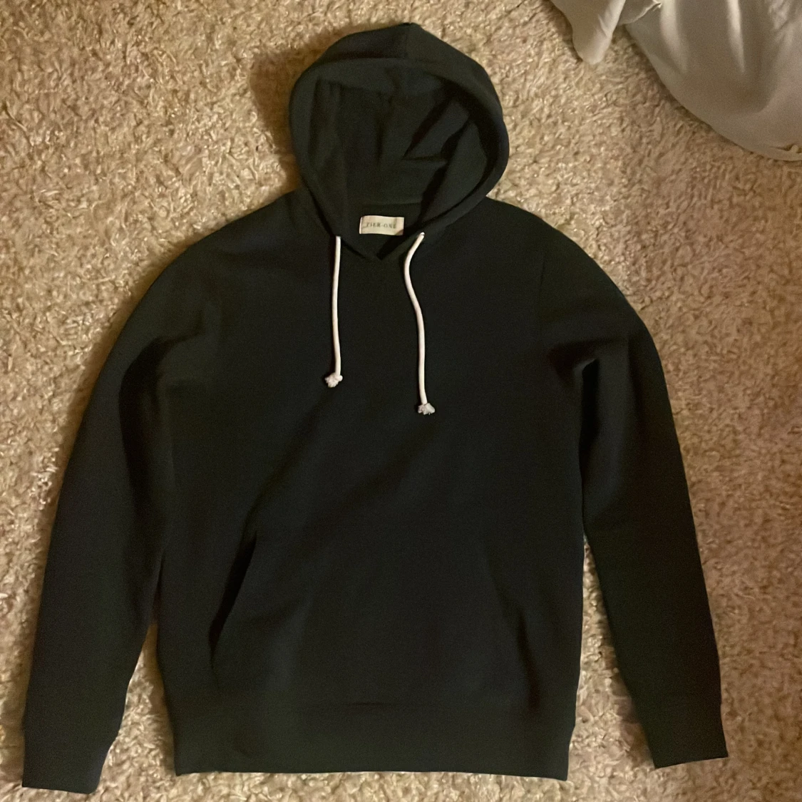 Mörkblå hoodie med snörning