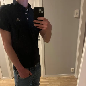 Moncler pike - En fräsch Moncler piké perfekt nu inför sommaren! Personen på bilden är 179 och väger 63, hör av dig vid funderingar🙌🤩