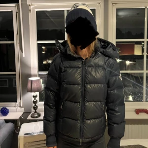 Moncler jacka - Säljer just ju denna sjukt snygga vintage jackan från moncler till grymt pris pga att det går ur säsong!!🤩🤩 Tveka inte på att höra av er vid funderingar🤩🤩 Pris ej hugget i sten 🪨 Modellen är unisex fast mest populär hos herrar🙌🙌