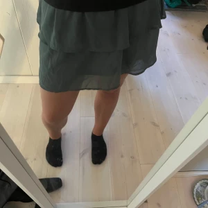 Grön volang kjol - Säljer nu denna gröna volang kjol ifrån only som jag köpte sommaren 2023 men tyvärr knappast andvände. Kjolen går lika bra att ha som en tröja/tubtopp. Den gröna färgen framkommer mest på första och sista bilden❤️ skriv för mer bilder eller info🥰 