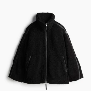 Svart teddyjacka hm - Mysig svart teddyjacka med dragkedja och hög krage. Jackan har en oversized passform