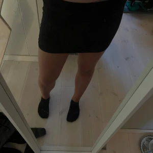 Kort kjol  - Säljer nu denna korta kjol ifrån Cubus, den är köpt för ett tag sedan och andvänd ett fåtal gånger ❤️ skriv för mer bilder eller info om kjolen🥰