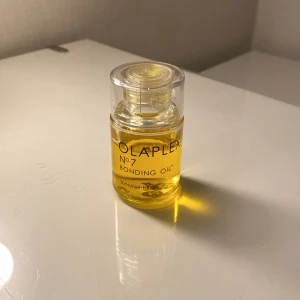 Olaplex No.7 Bonding Oil - Säljer en flaska Olaplex No.7 Bonding Oil. Denna hårolja är känd för att stärka och skydda håret samtidigt som den ger glans och mjukhet. Perfekt för att tämja friss och ge håret en hälsosam look.