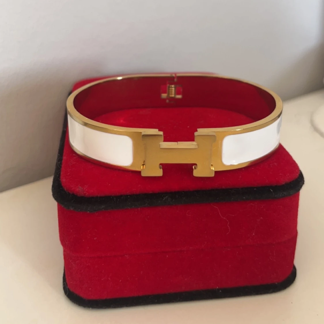 Armband med H design