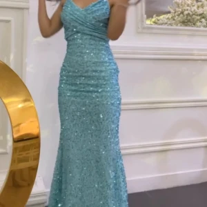 Turkos paljettklänning - Snygg turkos långklänning med paljetter och smala axelband. Perfekt för en glittrig kväll med sin eleganta design och figurnära passform. Första bilden är hur klänningen ser ut (färgen finns inte längre)