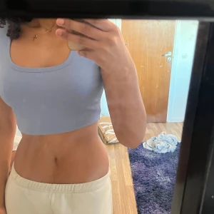 Blå ribbad croppad topp från SheIn - Säljer en snygg blå ribbad croppad topp från SheIn. Toppen har en rundad halsringning och korta ärmar, perfekt för en avslappnad stil. Passar utmärkt till både jeans och kjol. 💙