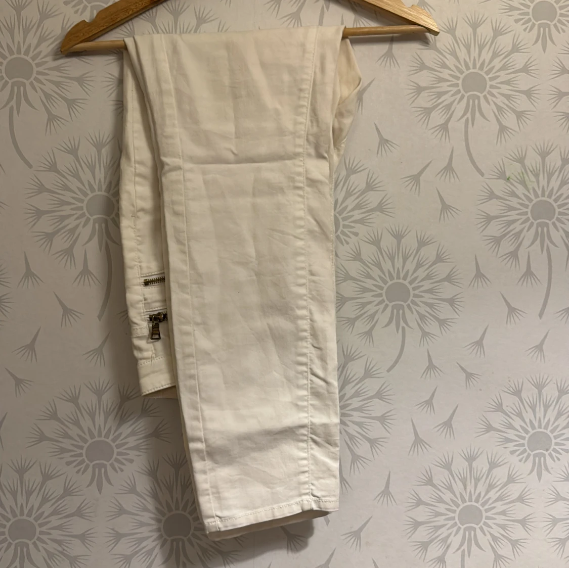 Vita byxor med dragkedjor från ONLY - 1