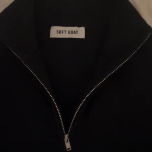 Mörkblå kashmirtröja quarter zip från Soft Goat - Säljer en stilren mörkblå kashmirtröja storlek S använd max 3 gånger (quarter zip) från Soft Goat med dragkedja vid halsen. Perfekt för en elegant och bekväm look. Tröjan har långa ärmar och en mjuk känsla. Nypris 3600kr. KAN GÅ NER I PRIS VID SNABB AFFÄR