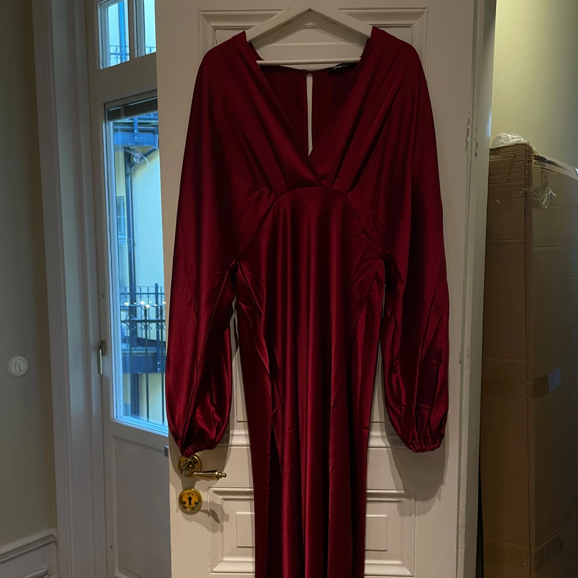 Vinröd långklänning med v-ringning - 1