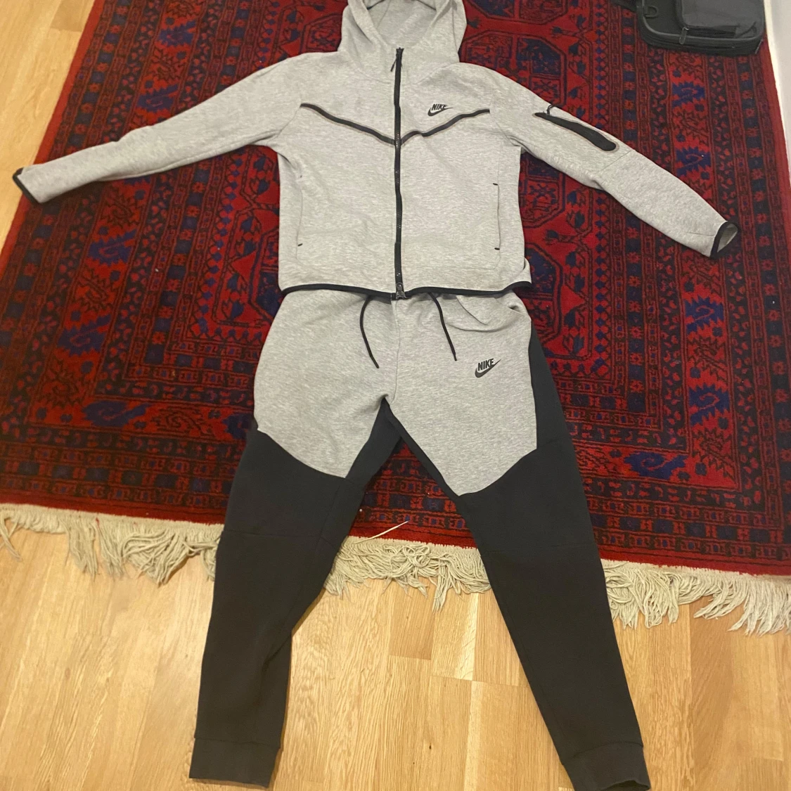 Grå och svarta träningskläder från Nike