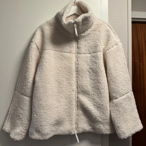 Teddy jacka Gina Tricot  - Intressekoll på denna slutsålda super fina Teddy jacka från Gina Tricot i storlek S💕