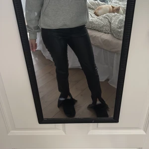 Skinn byxor - Super fina skinn byxor med slits från Gina tricot. Byxorna har inga fickor och går ungefär till naveln. Bra skick, undrar du något är de bara att kontakta mig !!💘
