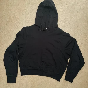 Hoodie - Bread & Boxers - Använd fåtal gånger, bra skick. Sitter liten på mig (kille, M), påminner om en crop top då den inte är så lång (50cm)
