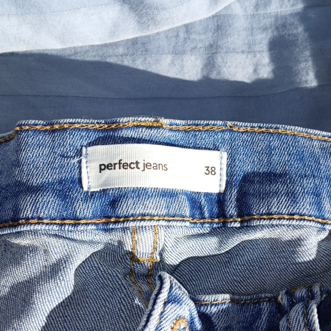 Blå jeans från Gina Tricot - 3