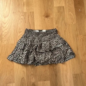 Leopardmönstrad kjol från Brownie - Snygg leopardmönstrad kortkjol från Brownie med volanger och shorts under. Inga defekter då den är använd ett fåtal gånger, nypris ca 800kr+ tull 🐆✨
