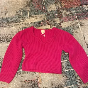 Rosa stickad tröja från H&M - Säljer en snygg rosa stickad tröja från H&M. Tröjan har en v-ringad design och är croppad, vilket ger en modern look. Perfekt för kyligare dagar och kan enkelt matchas med olika outfits. Ganska tjockt material och värmer bra i kylan. Storlek S (men skulle söga att den är lite större). Betalar ej frakt! 💞🌸 köpte den för 300 på salu för något år sedan men har endast använt den några gånger, (är i mycket bra skick) 