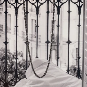 Silverfärgad kedja - Snygg och stilren silverfärgad kedja med tvinnad design. Perfekt för att ge en extra touch till din outfit. Kedjan har en säker låsmekanism som gör den enkel att använda.