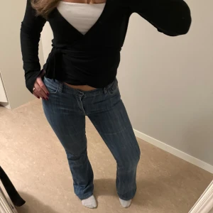 Blå lågmidjade bootcut jeans - Köpta secondhand, äldre hm modell